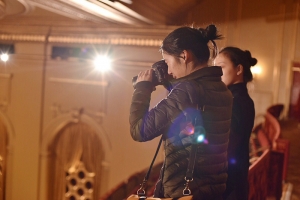 Stephanie Guo正在对焦，她所在的地方是神韵世界艺术团今年表演的场所&mdash;&mdash;旧金山歌剧院。（摄影：舞蹈演员Erin Battrick）