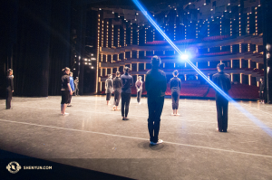 渥太華演出之前，舞蹈演員們正在走台定位。（攝影：陳陽暮月和Jeff Chuang）