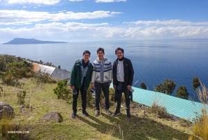 孫天祺、黃志立與智修同遊的的喀喀湖的塔奇雷島；的的喀喀湖是南美洲最大的湖泊。