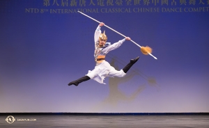 青年男子組金獎得主陳厚任將岳飛的忠魂帶上舞臺。