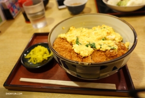 午餐時間到了！ 舞蹈演員任劭呈品嚐美味的katsudon炸豬排配雞蛋。