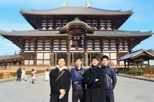 舞蹈演員Steve Feng，Rui Suzuki，Leo Lee和Jack Han（從左到右）在Todai-ji旅行結束時合影留念。