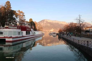 從蒙彼利埃到日內瓦的路上，我們在法國montagne地區風景如畫的安納西短暫停留。（攝影：二胡演奏家王真）