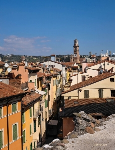 從圓形劇場的另一側，您可以看到一座有著800多年曆史的鐘塔&mdash;&mdash;Torre dei Lamberti。它的鐘聲曾被用來召集全鎮會議和火災警報。（攝影：Felix Sun）