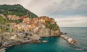 座落在五漁村（Cinque Terre）的海濱小鎮馬納羅拉（Manarola）是不通汽車的，只能乘坐火車或輪船。（攝影：Daniel Jiang） 